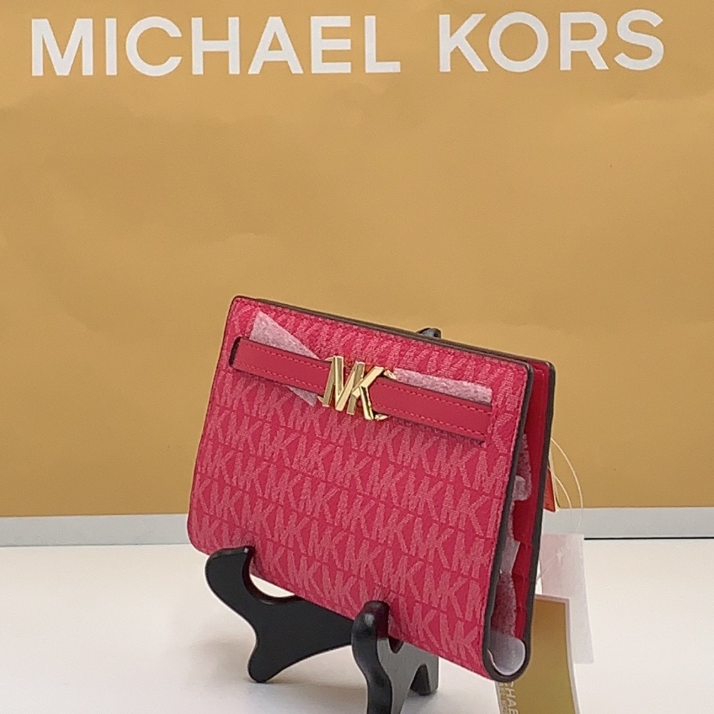 MICHAEL KORS Reed Large
Snap Signature Wallet
MK Logo Electric Pink color - Picture 3 of 11